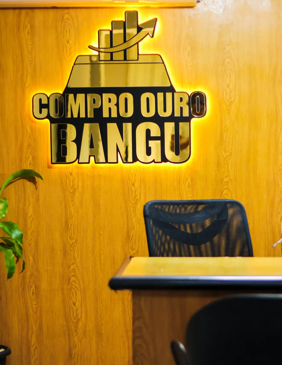 Letreiro luminoso Compro Ouro Bangu no escritório