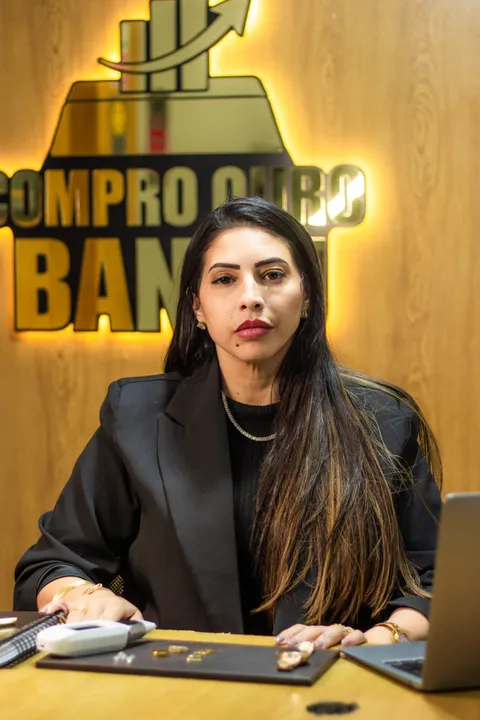Especialista da Compro Ouro Bangu no escritório