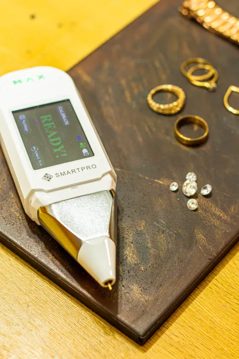 Equipamento SmartPro testando joias e brilhantes